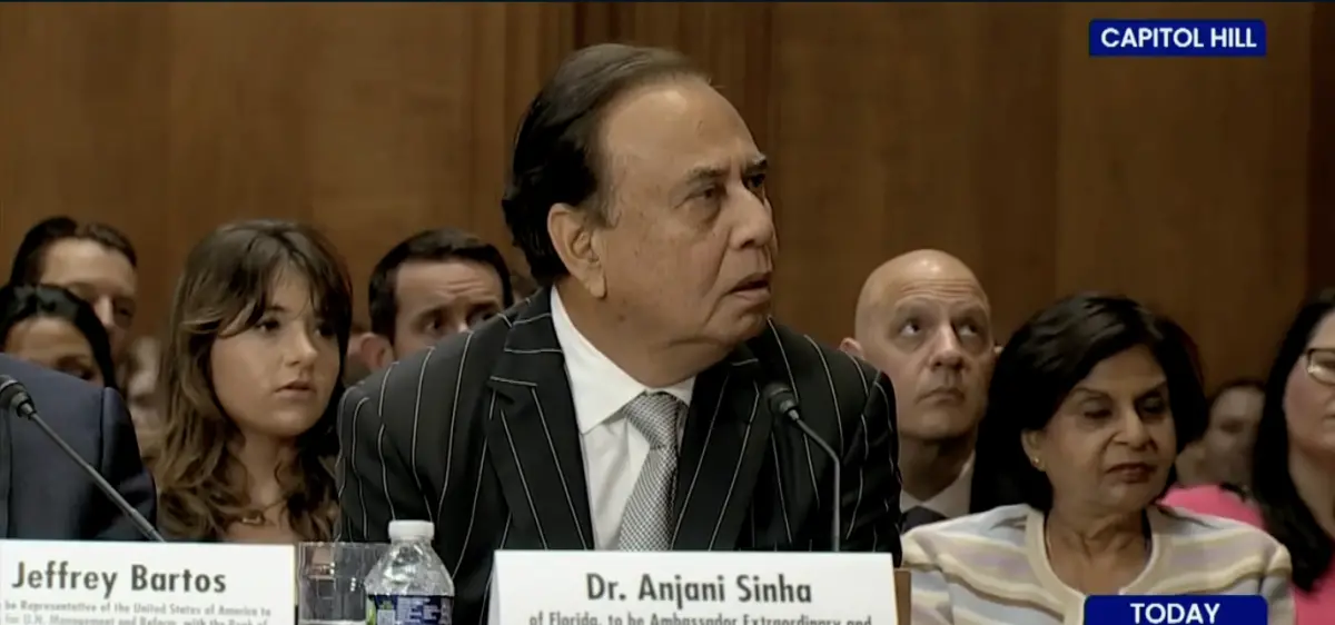 ▲川普提名的駐新加坡大使人選辛哈，在參議院人事聽證會表現荒腔走板。（圖／翻攝自The Daily Beast）