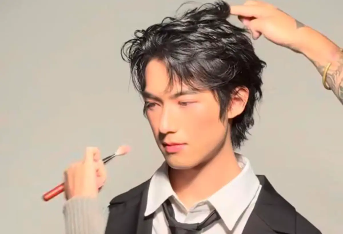 ▲前立委鄭運鵬的兒子德德（如圖）因帥氣外型爆紅，他的IG在停更近1年後，昨日終於回歸更新動態，只見德德拍攝時尚照片露出側臉，依舊超級帥。（圖／IG@derder0904）