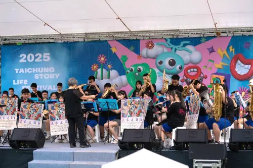 2025台中故事生活節登場 百家品牌大串連展現產業永續創意力 ▲今年活動全面升級,延續「故事生活」與「音樂饗宴」成功模式,吸引假日人潮觀賞參與。(圖/主辦單位提供)