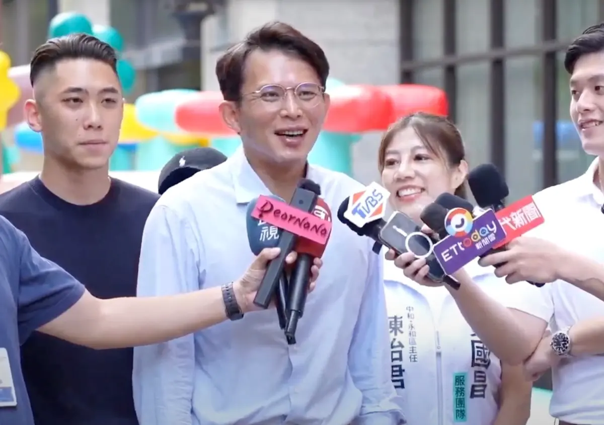 ▲民眾黨主席黃國昌被韓國瑜列為立院四大美男第二名，掩不住臉上笑意。（圖／民眾黨提供，2025.07.13）