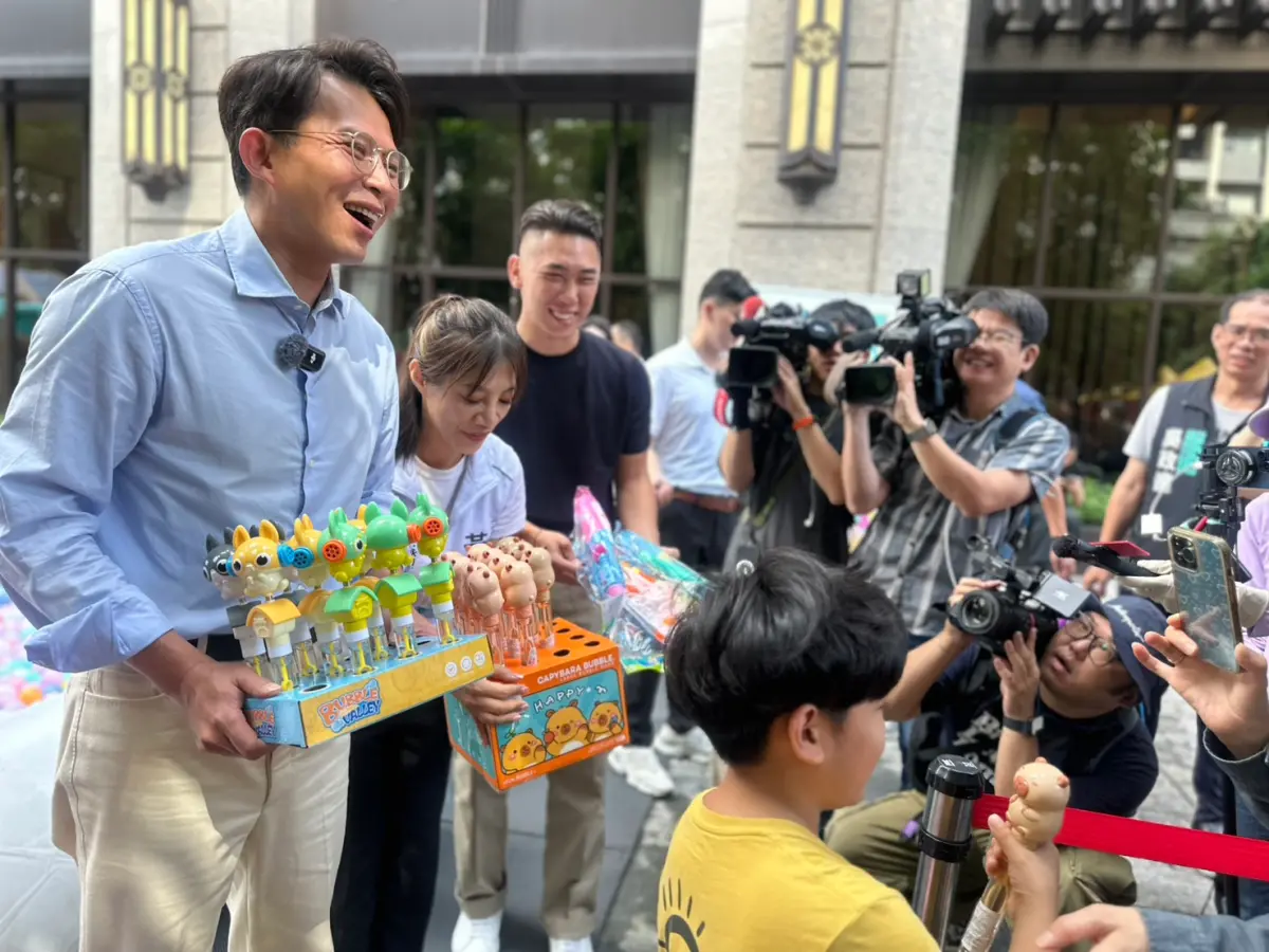 ▲民眾黨主席黃國昌出席新北黨部舉辦的中和夏日派對，與親子同歡。他受訪時針對普發現金恐遭民進黨團、行政院阻攔一事強調，恐會讓人民失望。（圖／民眾黨提供，2025.07.13）