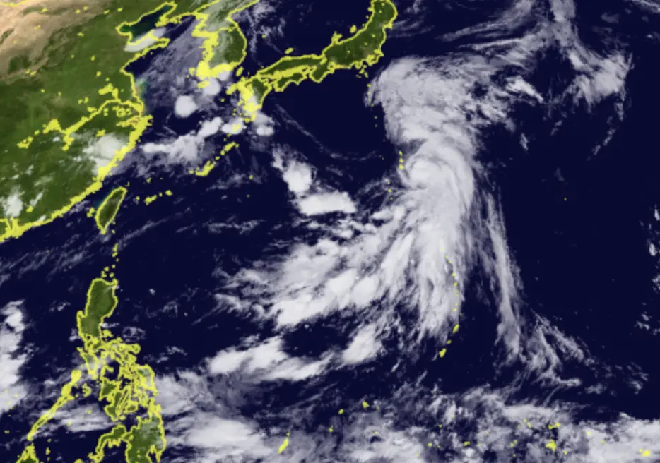 ▲西北太平洋迎來颱風活躍期，「百合颱風」在日本東南方生成，未來一週菲律賓東方海面也可能有新颱風影響台灣。（圖／翻攝向日葵8號衛星）
