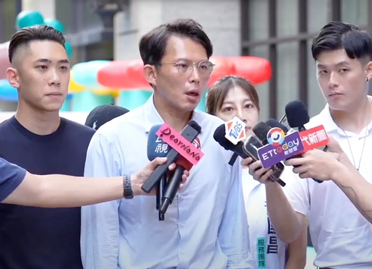 ▲民眾黨主席黃國昌上午趕赴彭振聲妻告別式，下午將再回北院旁聽柯文哲延押庭。（圖／民眾黨提供）