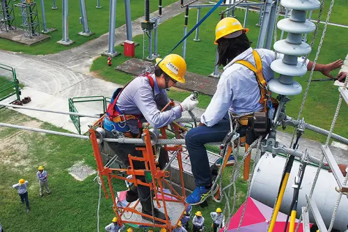 ▲台電人員維修 宙乘車(圖/翻攝自《台電月刊》) ▲台電養成班學員乘坐宙乘車訓練。(圖/翻攝自《台電月刊》)