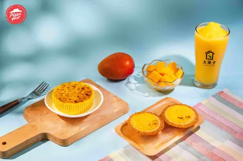 ▲必勝客「買一送一」周末披薩優惠！大苑子聯名芒果甜點，左起：芒果楊枝甘露巴斯克蛋糕、芒果楊枝甘露起司塔開吃。（圖／必勝客提供）