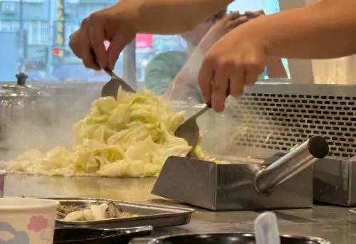 ▲鐵板燒 豆芽菜 高麗菜（圖／記者陳雅雲攝）
