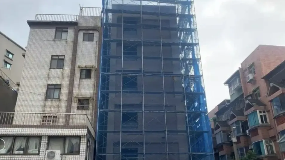 ▲桃園市龜山區一棟新建案發生工安意外，66歲丁姓泥作師傅施工時，不慎摔落電梯井，當場OHCA送醫不治。（圖／翻攝畫面）