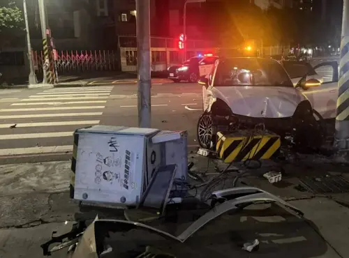 台中25歲男酒店尋歡後酒駕　保時捷闖紅燈撞計程車釀2傷
