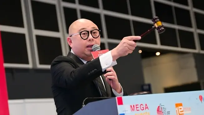 ▲中國「紅姐」風波持續延燒，香港男星林盛斌遭點名撞臉，他則是在IG上自嘲認了：「我的隊伍能排到廣州！」（圖／翻攝自林盛斌IG）