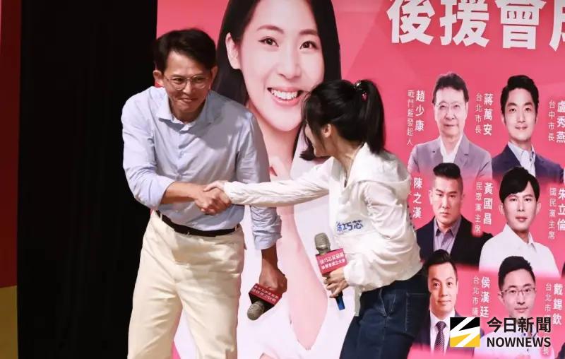 ▲民眾黨主席黃國昌今幫藍委徐巧芯站台，他受訪時也為陳菁徽批評罷團智障一事緩頰。（圖／記者吳翊緁攝，20025.07.13）