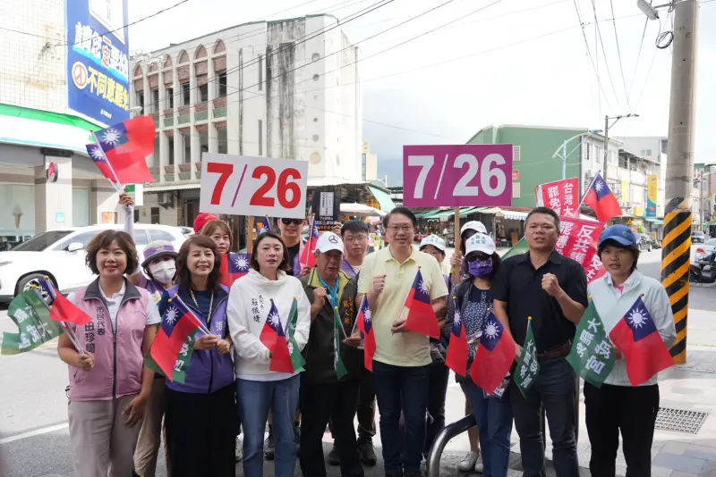 ▲林右昌率領黨公職赴花蓮吉安三角市場掃街，被問及是否與花蓮魏家合作罷免傅崐萁，回應稱是「最高機密」。（圖／民進黨提供）