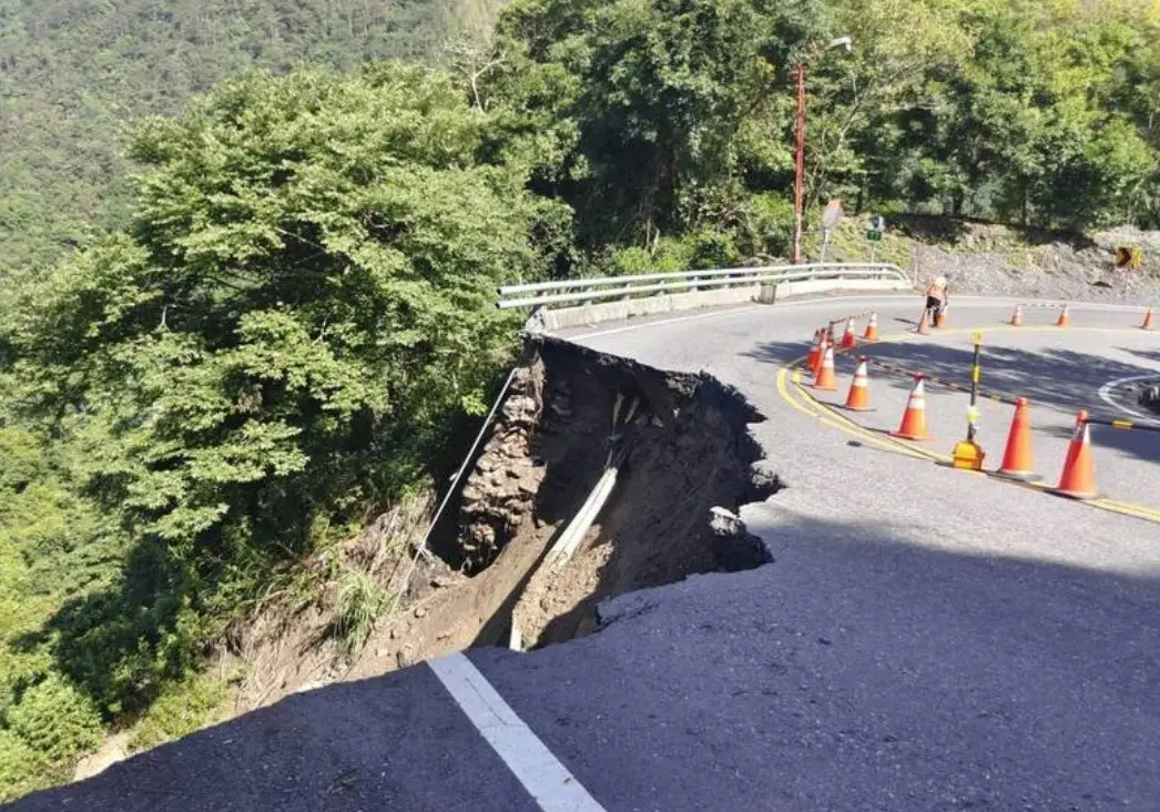 ▲南投台14線77公里處埔里往霧社方向路段出現道路塌陷，約20公尺路段路基流失，單線雙向通車。（圖／翻攝畫面）