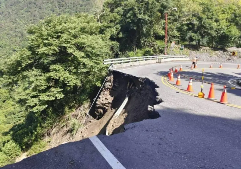 ▲南投台14線77公里處埔里往霧社方向路段出現道路塌陷，約20公尺路段路基流失，單線雙向通車。（圖／翻攝畫面）