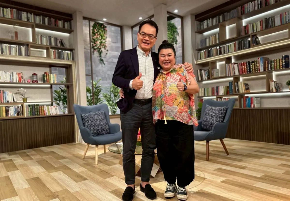 ▲林美秀（右）上《話時代人物》接受鄭弘儀（左）訪問，坦言自己最大遺憾是演藝事業正要走旺的時候，爸媽卻相繼去世，沒有享受到自己走紅的成果。她也透露今年接獲入圍金曲獎台語女歌手，直呼：「嚇哭了。」（圖／三立提供）