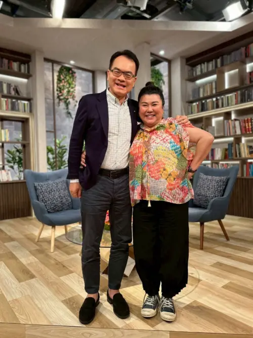 ▲林美秀（右）上《話時代人物》接受鄭弘儀（左）訪問，表示在演藝生涯中，藍心湄、陳玉勳等都是她的貴人。（圖／三立提供）