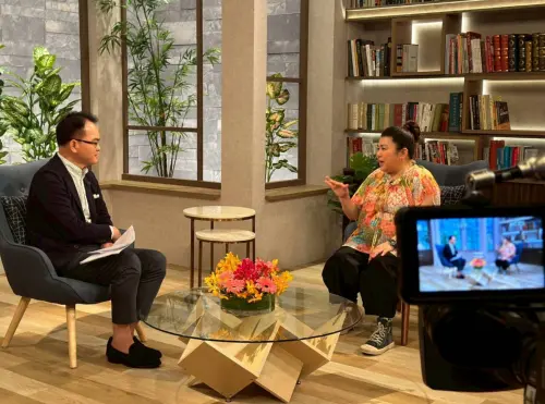 ▲林美秀（右）上《話時代人物》接受鄭弘儀（左）訪問，回顧過去的演藝人生，心中不無感慨。（圖／三立提供）