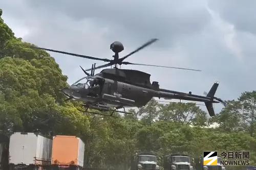 陸航603旅出動2架OH-58D戰搜直升機,成功轉降民間停車場 ▲陸航603旅出動2架OH-58D戰搜直升機,成功轉降民間停車場。(圖/記者莊全成攝,2025.07.13)