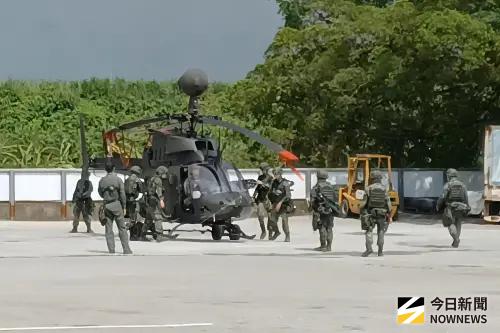OH-58D戰搜直升機先於空中警戒掩護,另1架進行疏散落地演練 ▲OH-58D戰搜直升機先於空中警戒掩護,另1架進行疏散落地演練。(圖/記者莊全成攝,2025.07.13)
