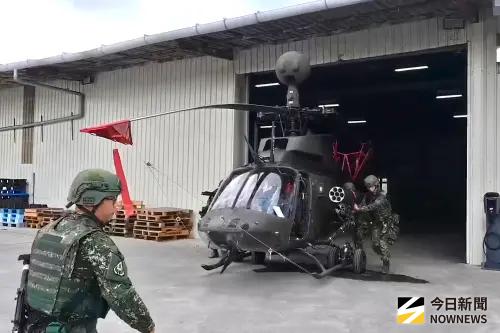 直升機落地後折疊旋翼、推移機體進入廠棚進行偽裝掩護 ▲直升機落地後折疊旋翼、推移機體進入廠棚進行偽裝掩護。(圖/記者莊全成攝,2025.07.13)