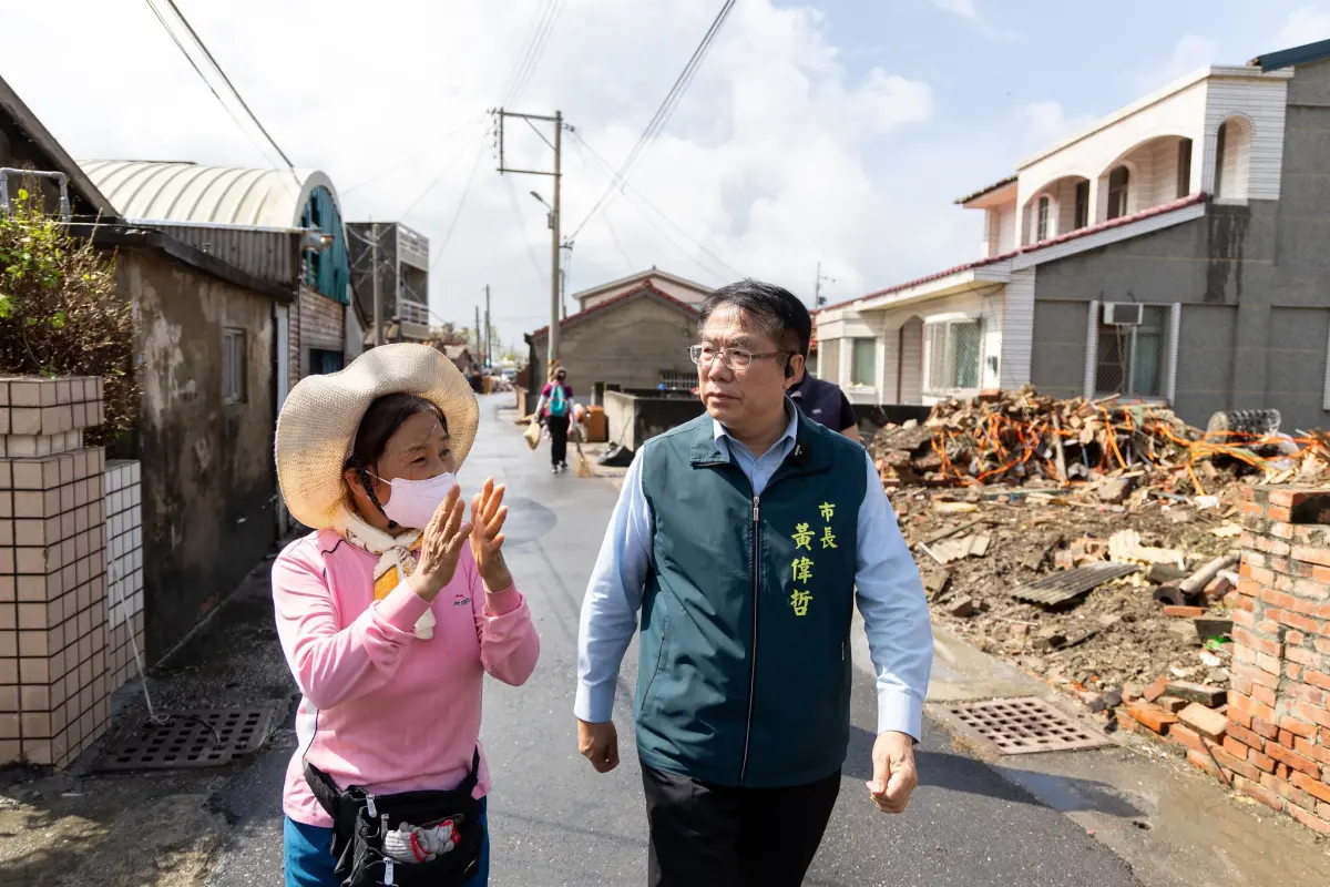 ▲黃偉哲今日一早赴七股西寮勘災並傾聽當地需求，也提及溪北地區復電率達97.4%，工班持續修復中。（圖／翻攝自黃偉哲臉書）