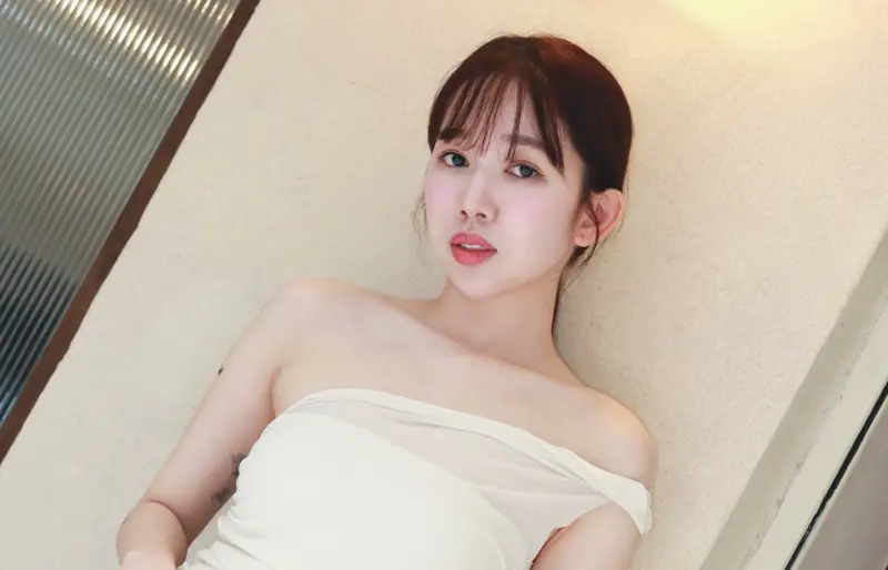 ▲前啦啦隊女神羚安（如圖）在節目上自爆曾「劈腿7男」，同時跟不同對象聊天，只因當時桃花太旺了，羚安還笑說因為每個男生「功用不同」，她才都想接觸。（圖／羚安IG）