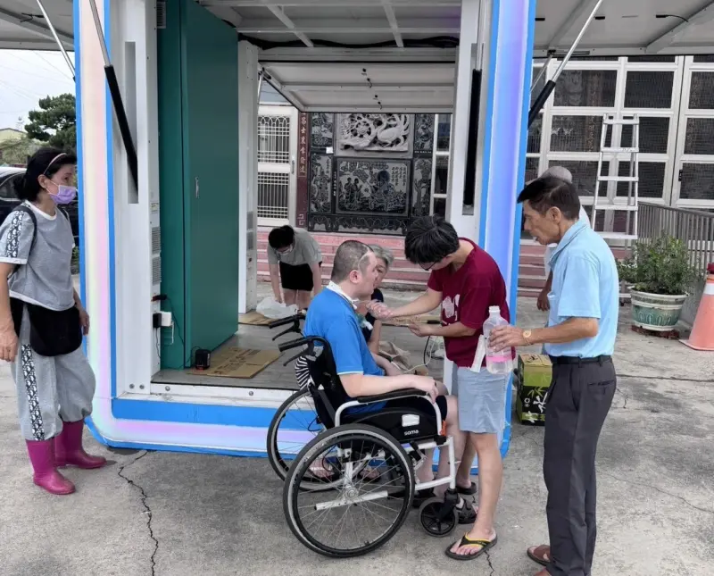 ▲工研院移動式光儲系統「E-CUBE」進駐風災斷電區域，協助有長照需求的民眾為醫療設備充電。（圖／工研院提供）