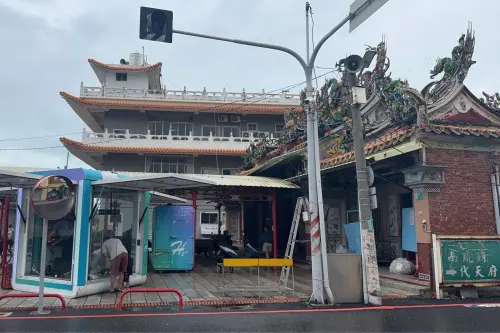 ▲工研院移動式光儲系統「E-CUBE」，第一時間協助臺南風災斷電地區民眾緊急用電，圖中「E-CUBE」位於臺南市北門區永隆宮。（圖／工研院提供）