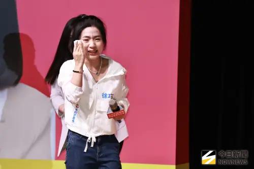 徐巧芯淚灑舞台！許淑華回顧她如何「照顧地方」酸：鱷魚的眼淚
