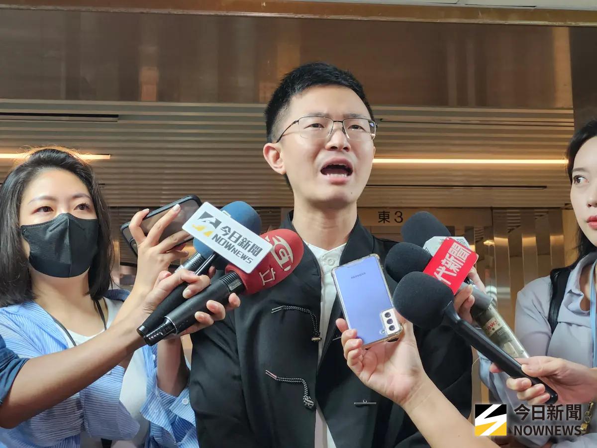 侯漢廷喊「男女都服役2年」！議員抓包他「只當12天」：笑死