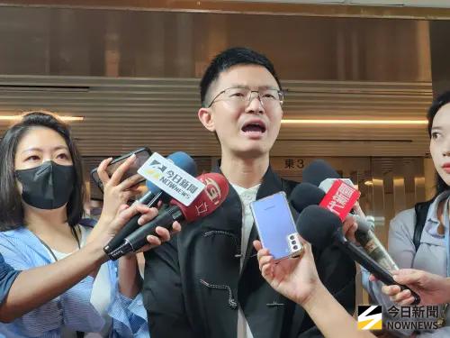 侯漢廷喊「男女都服役2年」！議員抓包他「只當12天」：笑死
