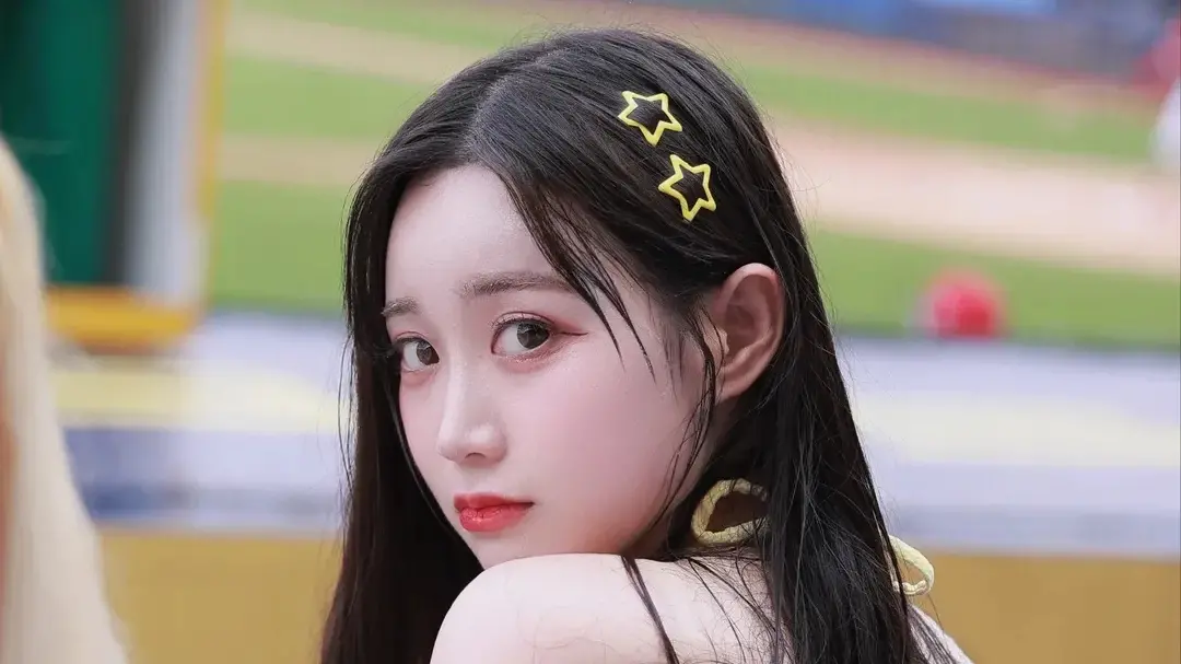 ▲邊荷律昨（12）日在《涼水季》掰了招牌妹妹頭，大膽換露額頭的性感造型驚豔眾人，不過下秒她搞笑重現名場面「自己潑自己」，氣質形象直接破功。（圖／翻攝自邊荷律IG）