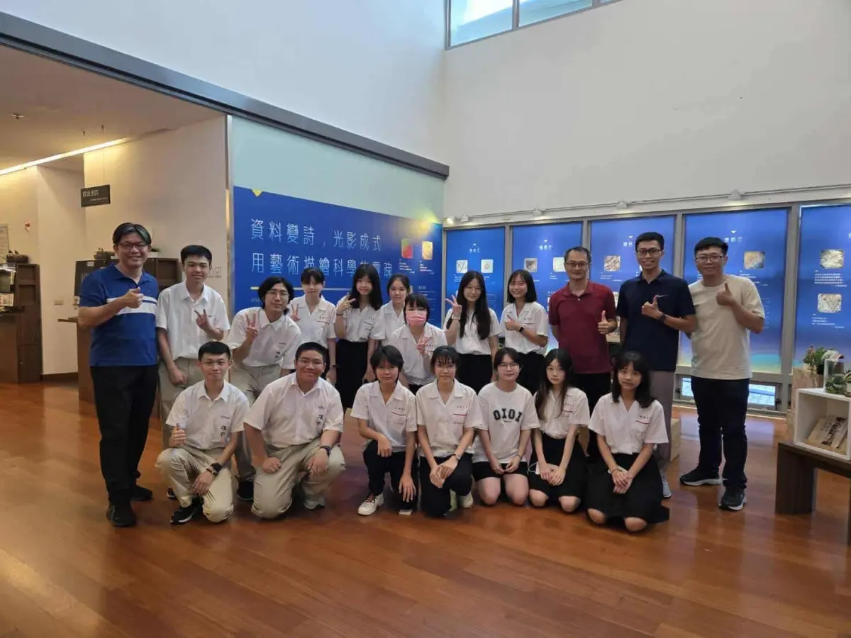 ▲ 高雄女中與高雄中學學生聯合策劃的「資料變詩，光影成式：用藝術描繪科學的靈魂」特展，在大東藝術圖書館登場！（圖／翻攝畫面）