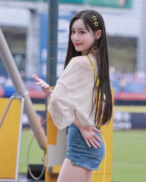 ▲邊荷律昨日亮出她罕見的「額頭」，在涼水季性感登場。（圖／翻攝自邊荷律IG）