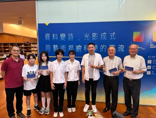 ▲ 雄中與雄女跨校合作，資料變詩，光影成式：用藝術描繪科學的靈魂」特展，高雄市議員黃文益到場祝賀。（圖／高雄中學提供）