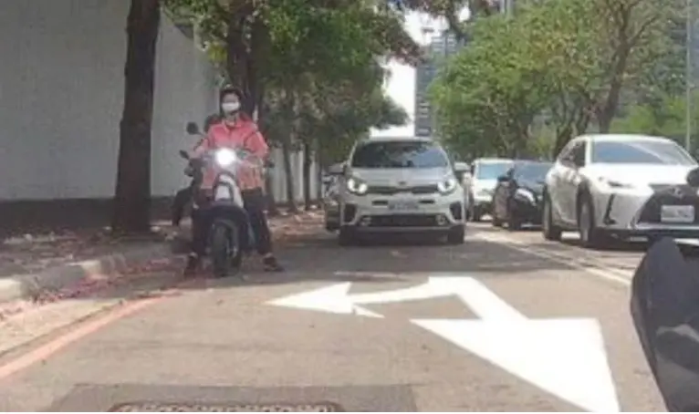 ▲台灣每到夏天濕熱的氣候加上超大顆的太陽，總會讓機車族在通勤時苦不堪言，路邊樹蔭成為兵家必爭之地。（示意圖／爆廢公社二館）