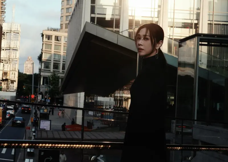 ▲金馬影后謝盈萱赴紐約出席當地的亞洲影展，被影迷認出合影，感到受寵若驚，她抵達的第一天還在努力對抗時差，希望有機會能朝聖經典舞台劇。（圖／天地合提供）