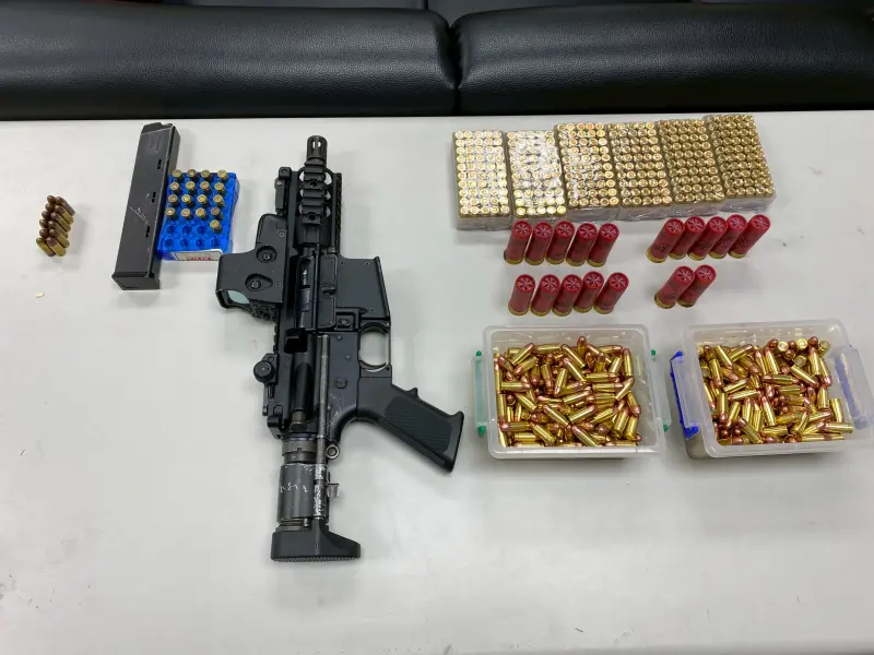 ▲中警破暴力討債集團  赫見M4突擊步槍、子彈776顆（圖/記者鄧力軍翻攝）