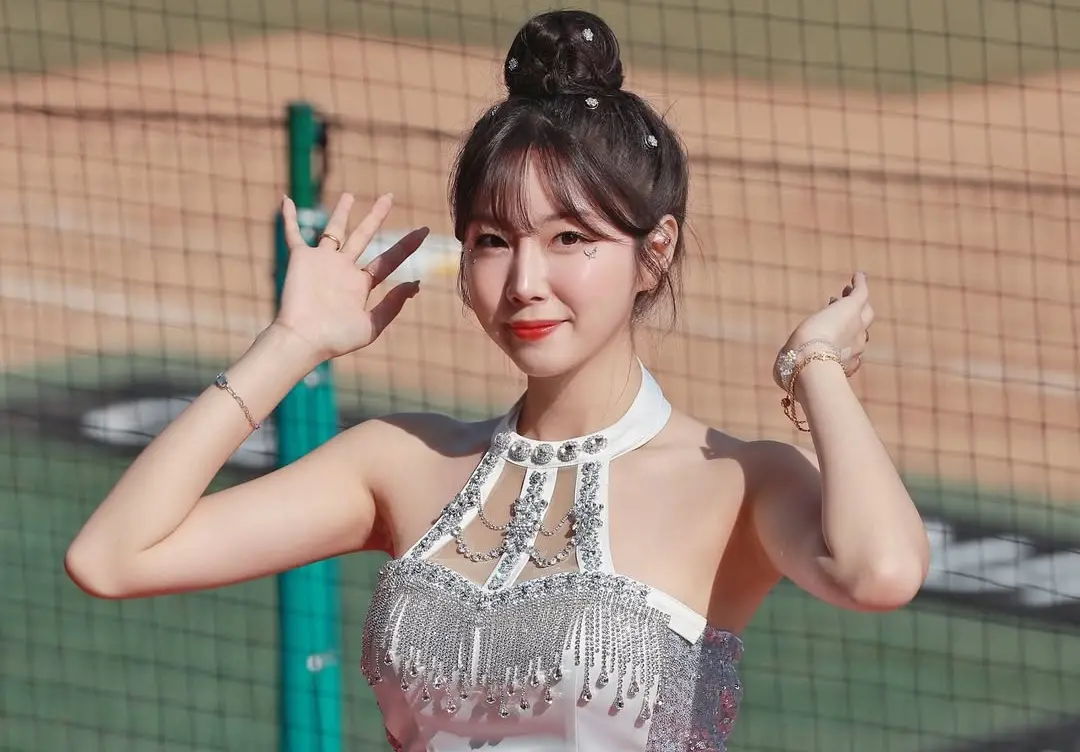 ▲安芝儇日前到韓國加油站兼職，讓粉絲都超好奇億級啦啦隊員變加油站員工的原因，還有粉絲驚呼：「女神落魄了？」，真相曝光後，才知道原來安芝儇是在做交通安全公益活動。（圖／安芝儇IG）