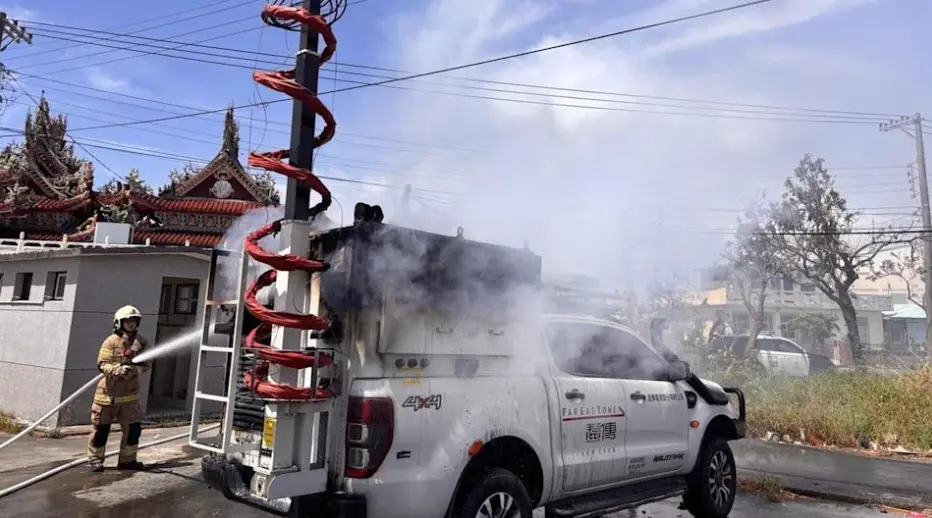 ▲今（13）日下午停駐在鹽水區歡雅永安宮時，通訊車突然竄出火苗。（圖／翻攝網路）