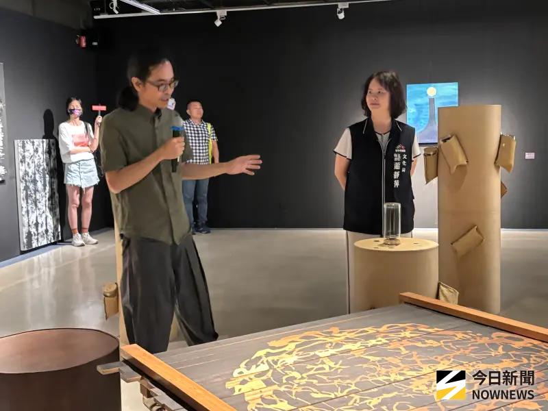 ▲永續藝術系列特展」第三檔《聲紋風景》開幕式，藝術家曾偉豪(左）導覽聲音裝置代表作，包括《畫聲》、《聲動風景》、《種聲》等，（圖／記者金武鳳攝，2025.7.13)