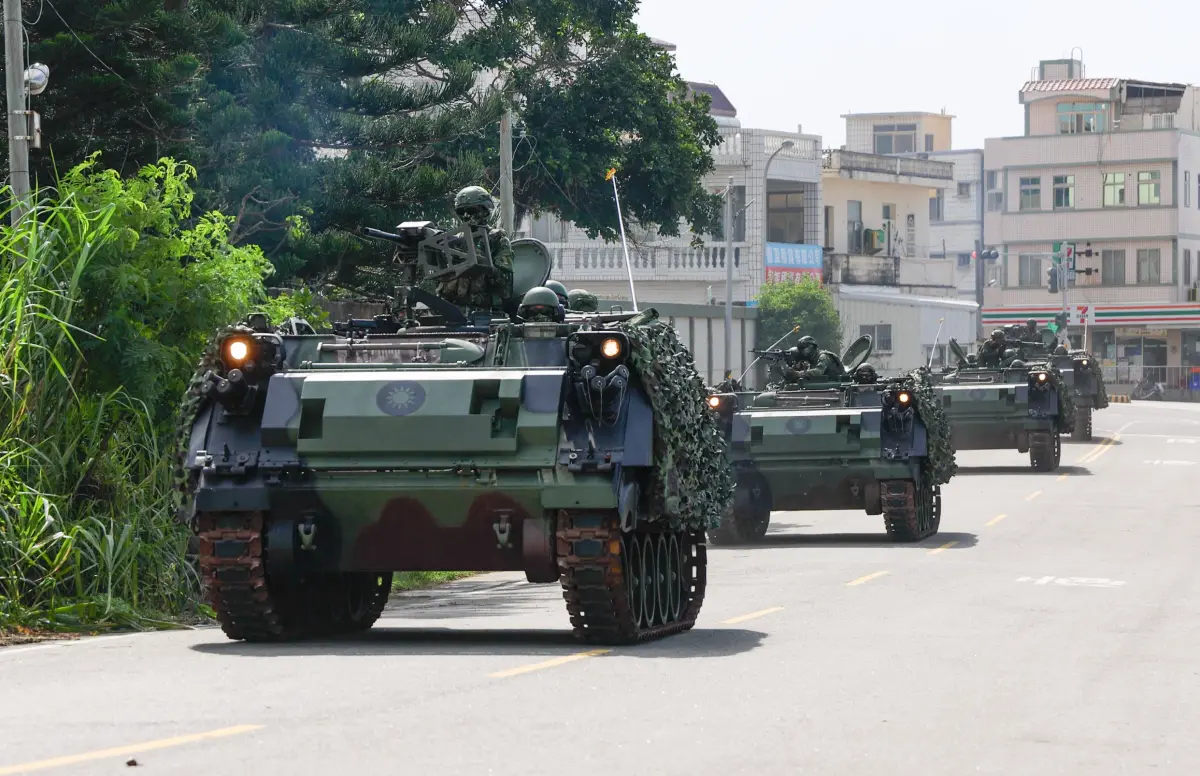 ▲第一作戰區模擬敵軍以機降突襲方式企圖破壞機場關鍵軍事設施，CM21甲車馳援馬公機場。（圖／第一作戰區提供）