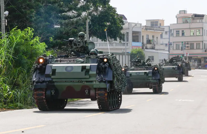 ▲第一作戰區模擬敵軍以機降突襲方式企圖破壞機場關鍵軍事設施，CM21甲車馳援馬公機場。（圖／第一作戰區提供）