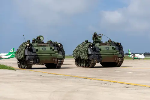 ▲CM21甲車馳援馬公機場戰術位置後，立即實施反機降警戒。（圖／第一作戰區提供）