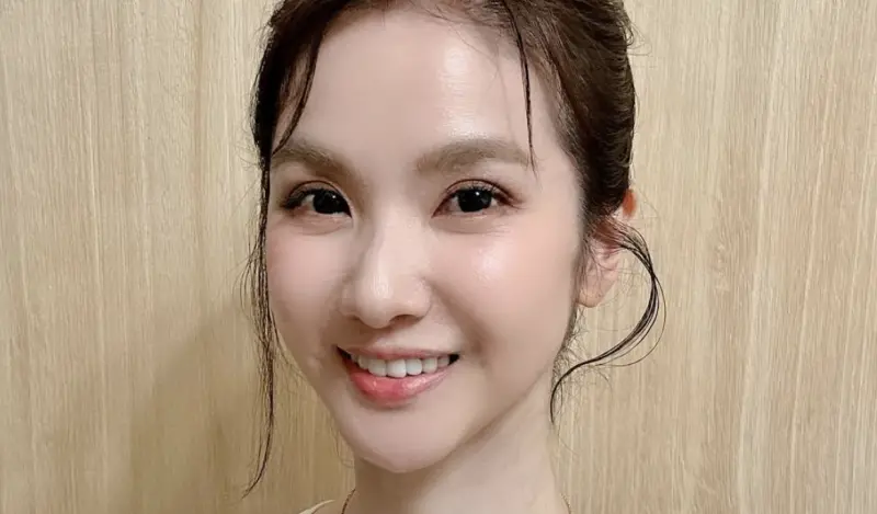 ▲47歲的「戲說一姐」陳小菁在2011年時跟商人林佐岳結婚，還成為了網紅「饅頭媽」的繼母。因為自己保養有方，讓大家都看不出她已經是8個孫子的阿嬤。（圖／陳小菁臉書）