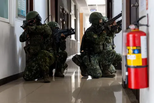 ▲官兵進入機場重要設施執行應援任務。（圖／第一作戰區提供）