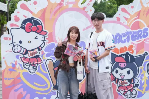 ▲許多三麗鷗粉絲都進場，與Hello Kitty、酷洛米與酷企鵝等明星合影同樂。（圖／統一獅提供）