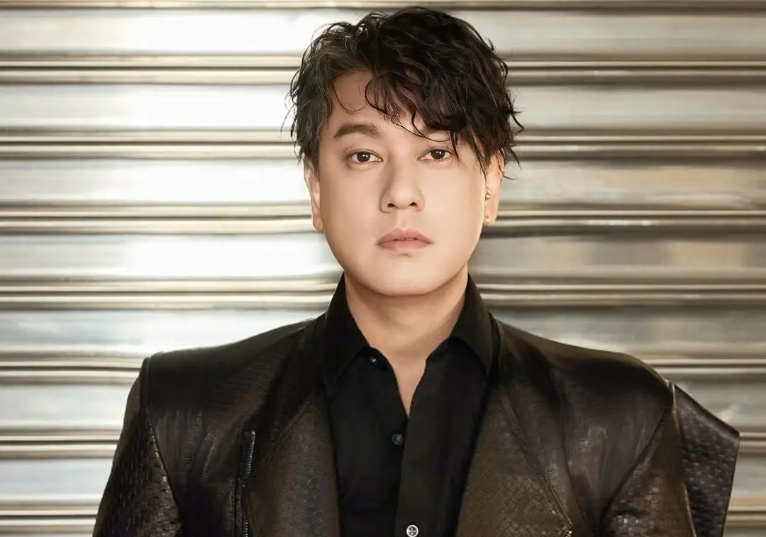 ▲朱孝天（如圖）在F4大巨蛋合體後多次直播與社群失言，先坦承與團員「不熟」、再嗆粉絲「酸臭胡蘿蔔」，後續又點名大麥與黃牛引發平台取證與法律壓力，最終於昨（25）日深夜發聲道歉並澄清「國台辦」說法不符事實。（圖／翻攝自朱孝天IG@kenchu9）