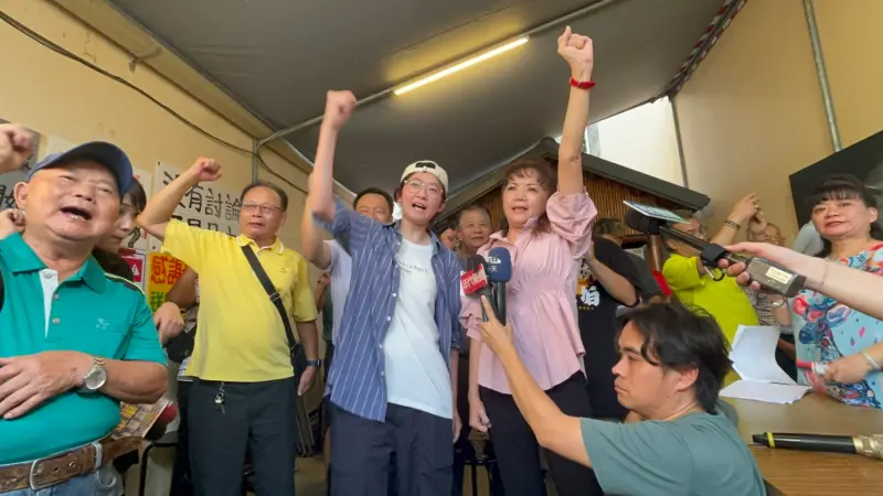 ▲罷免游顥領銜人林敬桐（左）與陳玉鈴一起喊「大罷免大成功」。（圖／罷團提供，2025.07.13）