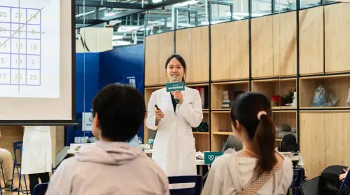 Cofit 營養師羅瑋如擅長結合運動與飲食雙重專業,協助不同族群透過科學方式調整體質、維護健康。此次於 7 月 6 日在迪卡儂三重店,特別針對產後媽媽族群,分享「五大減脂地雷」 ▲Cofit 營養師羅瑋如擅長結合運動與飲食雙重專業,協助不同族群透過科學方式調整體質、維護健康。此次於 7 月 6 日在迪卡儂三重店,特別針對產後媽媽族群,分享「五大減脂地雷」。(圖/Cofit 提供)