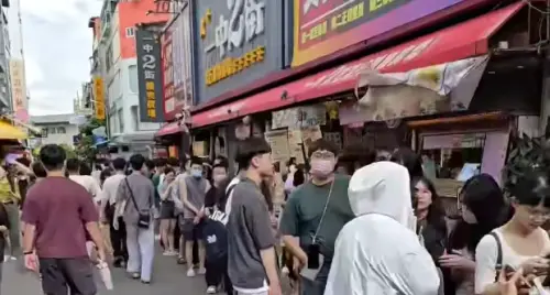 ▲閃電狼傳奇上路選手咪咪蛋拍下台中領取雞排的玩家人潮。（圖／IG@yulihong22l）